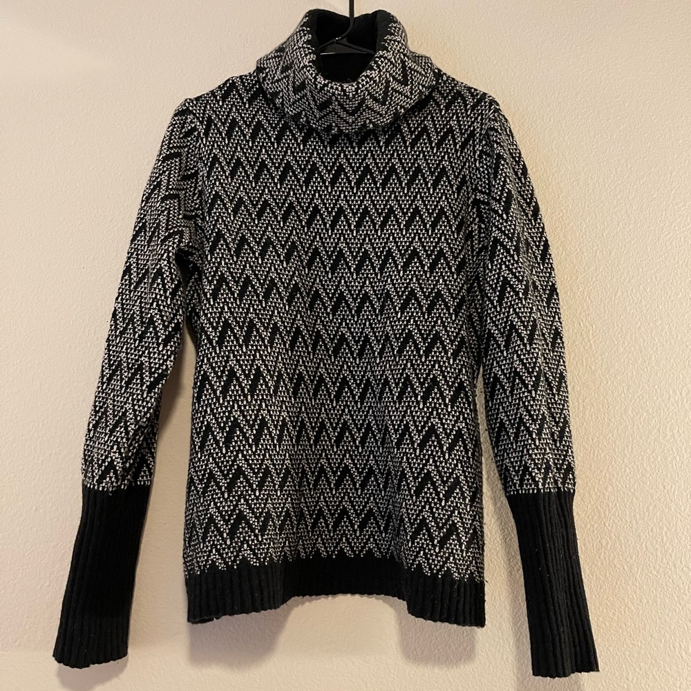 Ellen Tracy Black & White Chevron Turtleneck Sweater